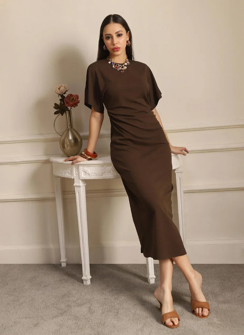 جلو باص فستان ميدي ضيق نسائي بياقة مستديرة وأكمام ممتدة وكسرات من جلوبس بلون بني